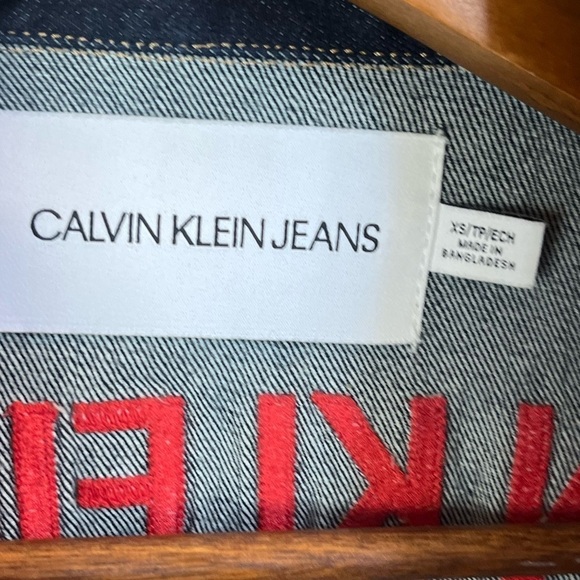 CALVIN KLIEN Jean Jacket Women Calvin Klein Denim Crop w/red letters Size XS - Picture 2 of 5